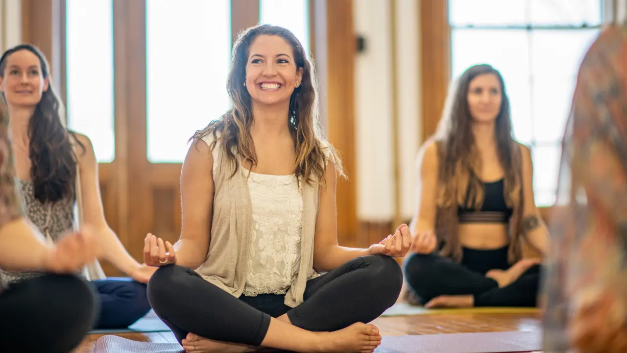 le dimanche 22 juin à la Salle de danse et de yoga, Bâtiment Jules Fromage pour une Journée Découverte Yoga gratuite, ouverte à tous ! Découvrez : 10h30–11h30 Yoga sur chaise, 15h00–16h00 Vinyāsa yoga, 17h00–18h00 Hatha yoga doux, 19h00–20h30 Hatha yoga méditatif